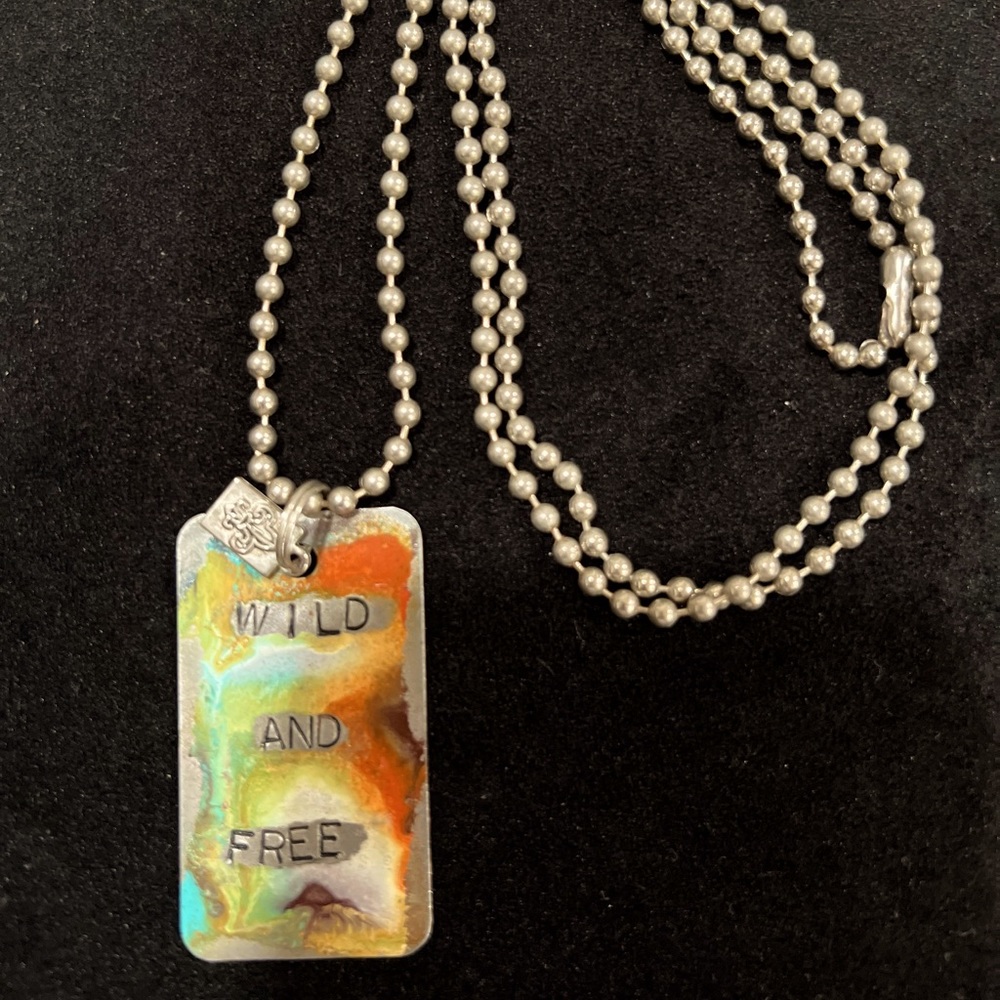 Kate Mesta “Wild and Free” 15” blue & orange dog tag necklace. EXC. COND!